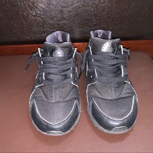 NIKE HUARACHE